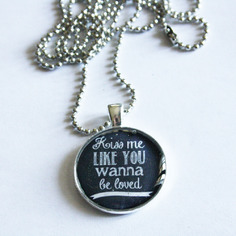 Collana con cammeo in resina *kiss me* - ed sheeran 