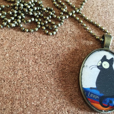 Collana con ciondolo in resina *gatto nero &amp; libri* 