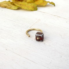 Anello geometrico perla solitaria quadrata rossa in ceramica e ottone regolabile e impilabile 