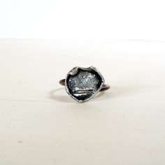 Anello in rame e argento fuso a forma di cuore 