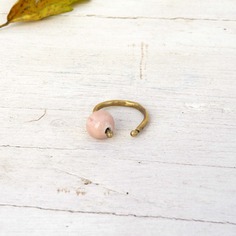 Anello perla solitaria rosa in ceramica e ottone regolabile e impilabile 