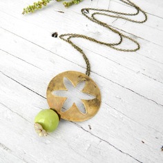 Ciondolo mandala in ottone con fiore traforato e ceramica verde 