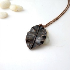 Collana lunga con ciondolo a foglia in rame 