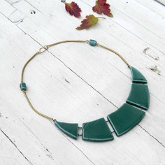 Maxi collana girocollo moderna color verde bosco in ceramica e ottone 