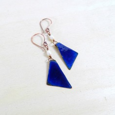Orecchini geometrici in rame e smalto blu 