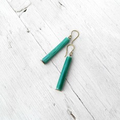 Orecchini tubi verde acqua lineari in ceramica e ottone 