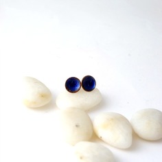 Piccoli orecchini a bottoncino in rame blu 