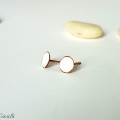 Piccoli orecchini a bottoncino in rame bianchi 