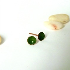 Piccoli orecchini a bottoncino in rame verdi 