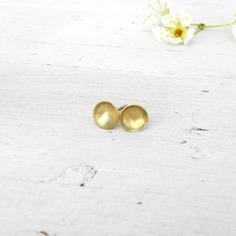 Piccoli orecchini a perno in ottone brillante 