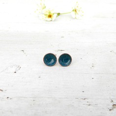 Piccoli orecchini a perno in rame azzurro a puntini 