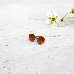 Piccoli orecchini a perno in rame e smalto arancio albicocca 