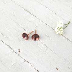 Piccoli orecchini a perno in rame naturale 