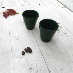 Due tazzine da caffè moderne e naturali in ceramica color verde scuro 