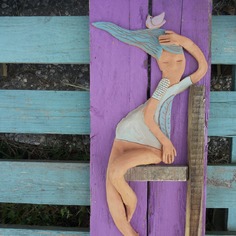 Composizione in legno di recupero da pallet e terracotta. scultura di donna e uccello su pannello da appendere su parete. 