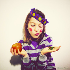 Corona viola lana uncinetto con pietre preziose in materiale di riciclo giallo fucsia carnevale bambina