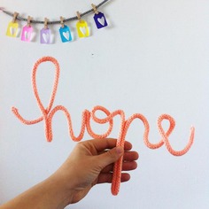 Trico parole - hope scritta in fil di ferro ricoperta in maglia di lana 