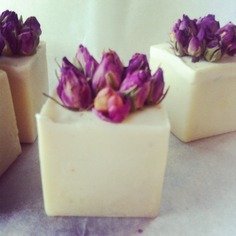 "rose therapy "cubo sapone naturale con veri boccioli di rosa 