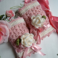 Mezziguanti-scaldapolso per bambina eseguiti a mano all'uncinetto in pura lana con due rose decorative 