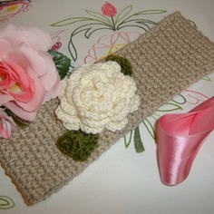 Fascia per capelli all'uncinetto in lana beige con una rosa applicata. crochet bambina. moda bimba inverno. 