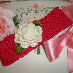 Fascia per capelli all'uncinetto in lana fucsia con una rosa applicata. accessorio di moda. moda bimba inverno. 