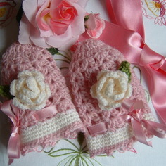 Guanti senza dita per bambina eseguiti a mano all'uncinetto in pura lana con due rose decorative 