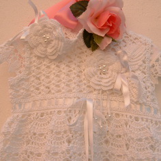 Abitino da bebè per cerimonia con fascia per capelli, eseguito a mano all'uncinetto, in cotone bianco. su ordinazione 