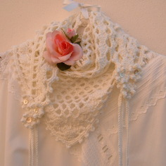 Scialle all'uncinetto in lana bianca con fiori e trecce. crochet moda donna 