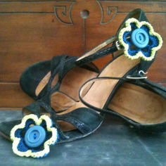 Fiori da scarpa, blu e verde mela 