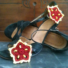 Fiori da scarpa, rosso e giallo oro 