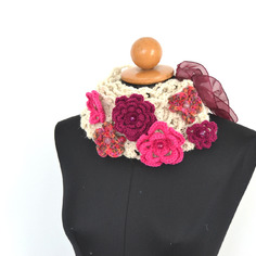 Romantica sciarpa con applicazioni floreali e ametiste 