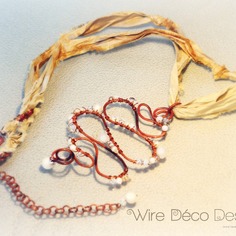 Pendente in filo di rame con decorazione di perle e cristalli 