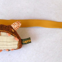 Bracciale puntaspilli in pelle con mostro rimovibile 