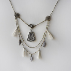 Collana con ciondolo in legno dipinto a mano e nappine 