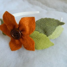 Cerchietto bianco con decorazione floreale arancio e verde 