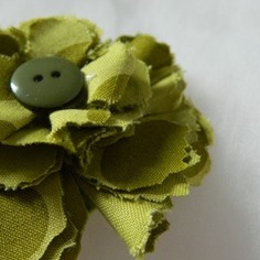 Clip fiore in stoffa verde 