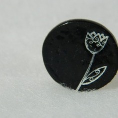 Anello regolabile in polyshrink nero con fiore bianco 