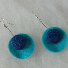 Orecchini con bottone in stoffa blu e feltro celeste 
