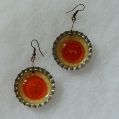 Orecchini creati con tappi, giallo a pois e bottone arancione 