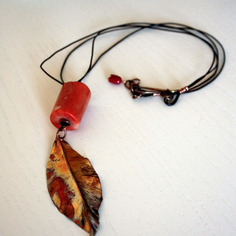 Ciondolo a foglia in rame con corallo bambù 