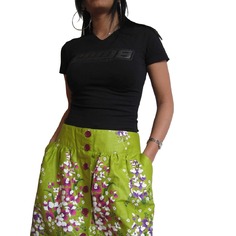 Jupe courte à gros boutons et poches 