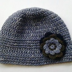 Cappello da donna in lana merino con fiore 