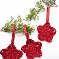Set di tre addobbi natalizi realizzati a crochet 