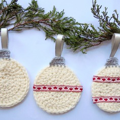 Set di tre addobbi natalizi realizzati a crochet 