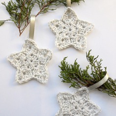 Set di tre addobbi natalizi realizzati a crochet 