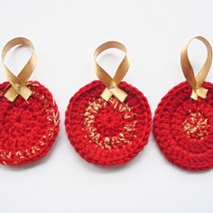 Set di tre addobbi natalizi realizzati a crochet 