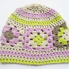 Cappellino bambina tonalità malva, beige, verde, in morbida lana merino 