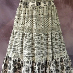 Jupe longue blanche et noire à 4 niveaux de différents cotons imprimés 