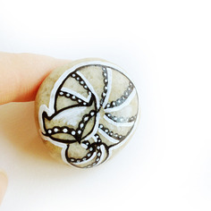 Gatto in bianco e nero, spilla in pietra disegnata e dipinta a mano dal design moderno 