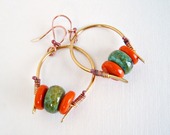 boucles d'oreilles pierre verte et verre orange en laiton